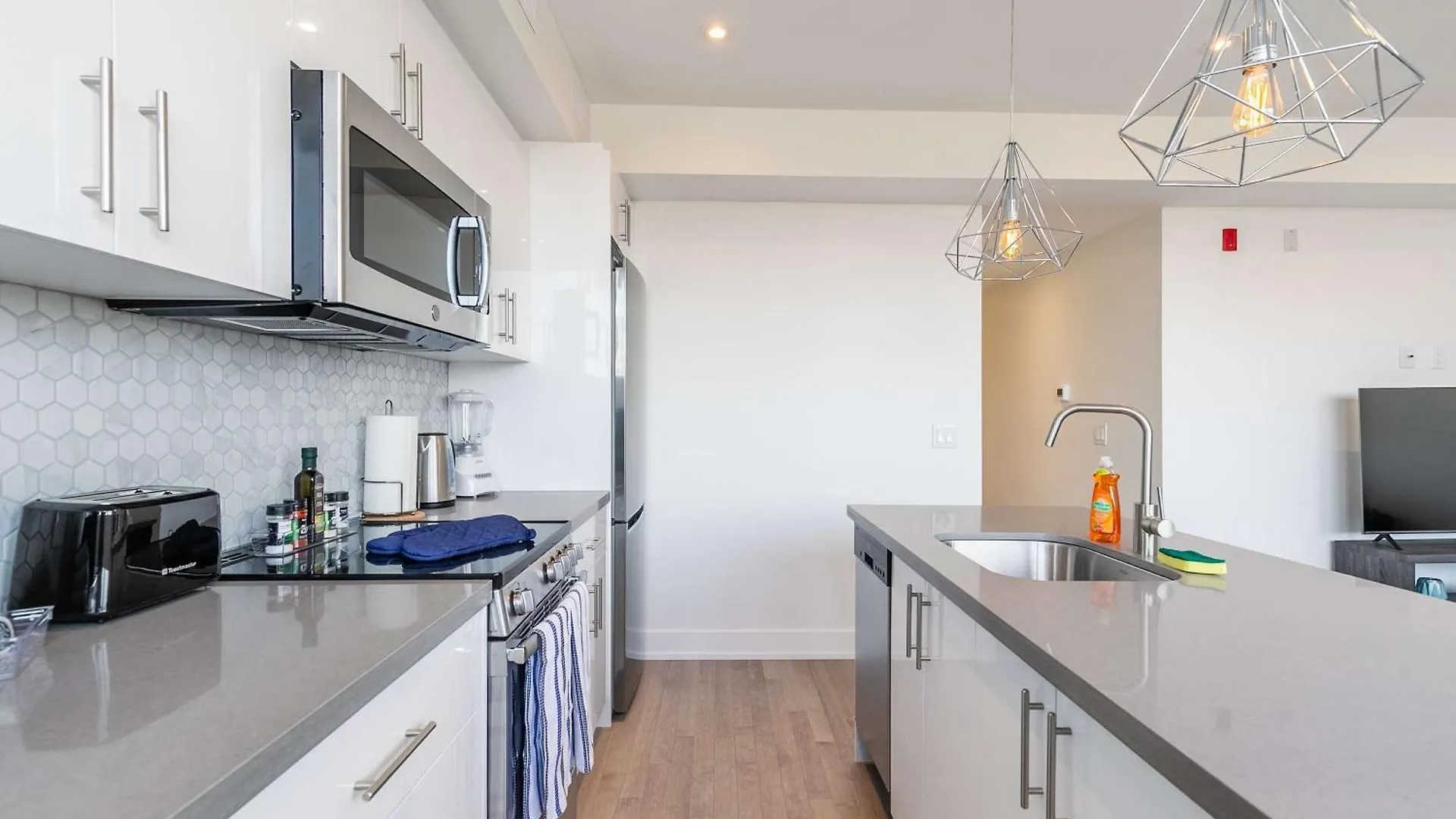 Modern 3Br Apartment Steps From High Park Toronto