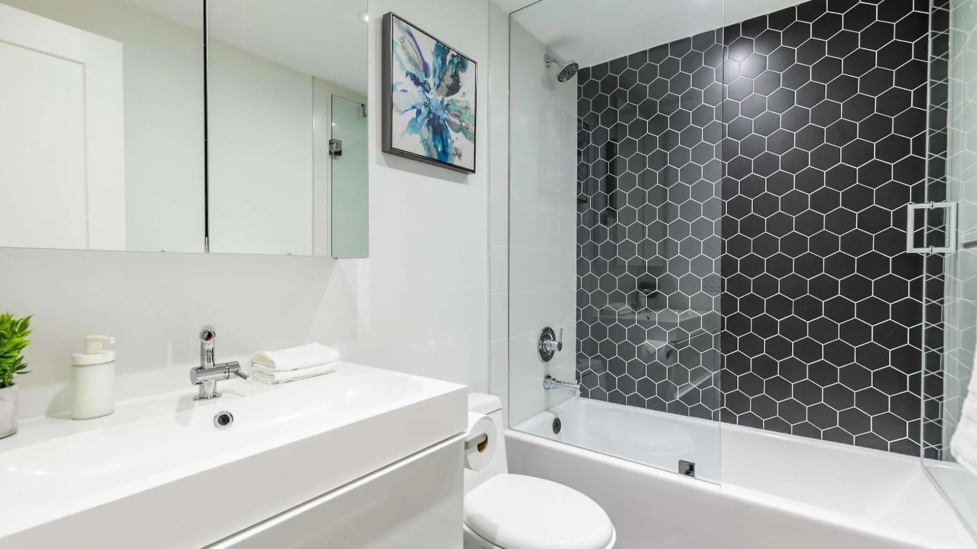 Modern 3Br Apartment Steps From High Park Toronto