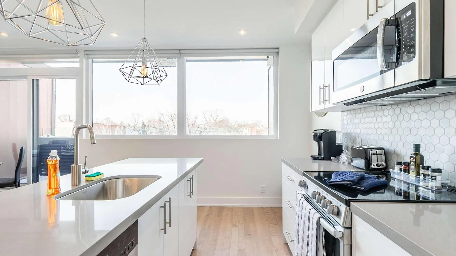 Modern 3Br Apartment Steps From High Park Toronto