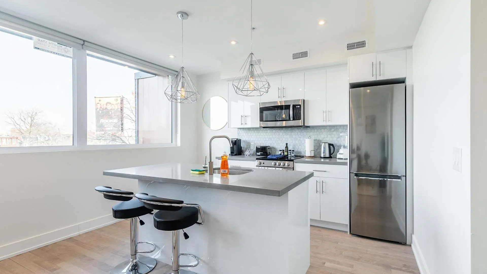 Modern 3Br Apartment Steps From High Park Toronto