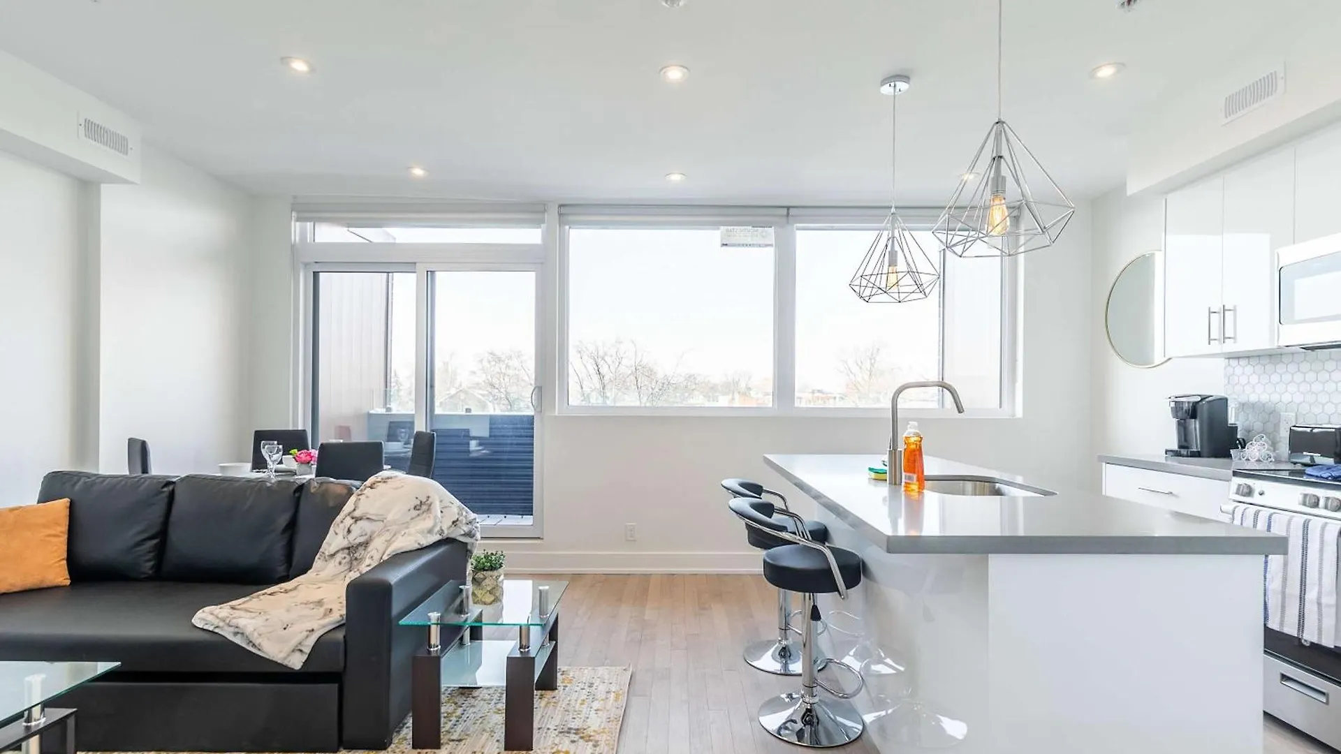 Modern 3Br Apartment Steps From High Park Toronto